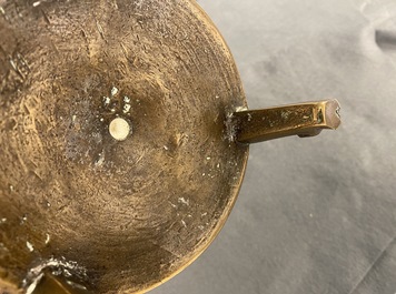 Un bougeoir en bronze, Pays-Bas ou Flandres, 14/15&egrave;me